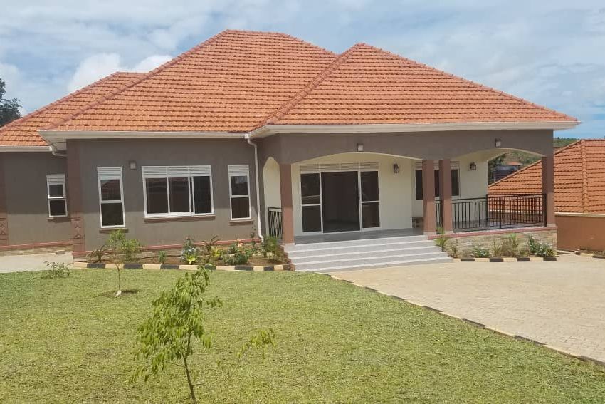 Posh 4 Bedroom Bangalow in Akright Estate Entebbe Road for Sale 3